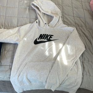 Nike women’s hoodie with front pockets